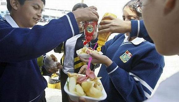 Prohíben a quioscos y comedores de colegios vender comida chatarra