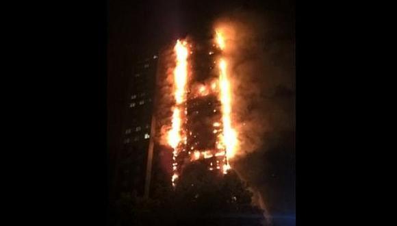 Incendio consume edificio multifamiliar de 24 pisos en Londres (VIDEO)