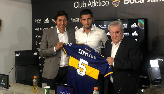 Al lado de los dirigentes de Boca Juniors que presentaron al 'León'. (Foto: @PampaAranda)