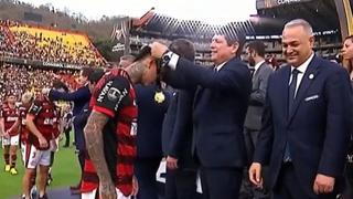 Agustín Lozano le puso las medallas a los finalistas de la Copa Libertadores | VIDEO