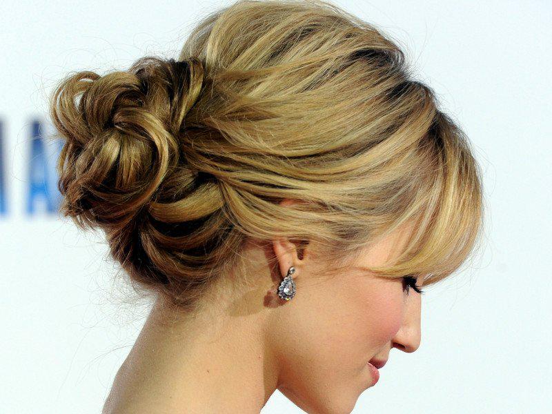 PASO A PASO: 4 peinados elegantes y fáciles de hacer