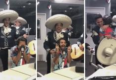 Hijo de Eugenio Derbez lo sorprende en cabina de radio al cantarle vestido de mariachi | VIDEO