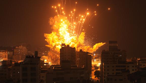 Un misil explota en la ciudad de Gaza durante un ataque aéreo de Israel el 8 de octubre de 2023. (Foto de MAHMUD HAMS / AFP).