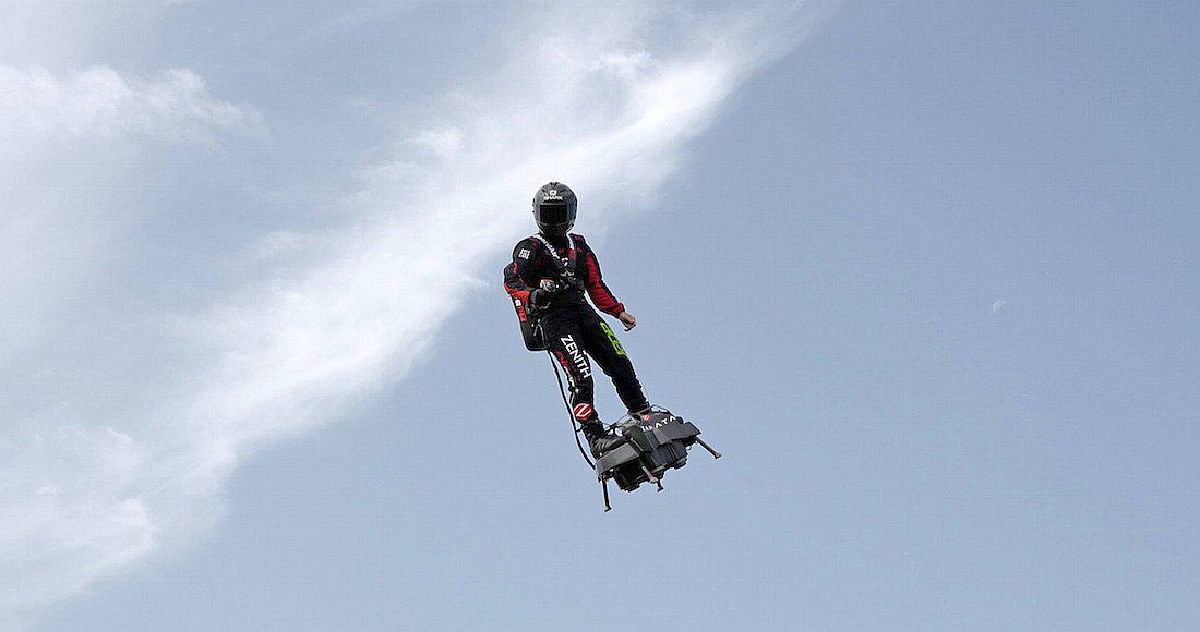 ​"Hombre pájaro" cruza los 35 kilómetros que separan Francia de Inglaterra