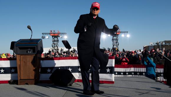 El presidente de los Estados Unidos, Donald Trump, baila después de hablar durante un mitin Make America Great Again en Iowa. (AFP / Brendan Smialowski).