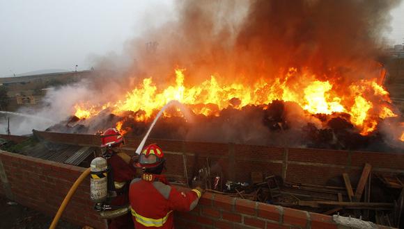 Incendio arrasa con almacén de insumos químicos en Huachipa [VIDEO]