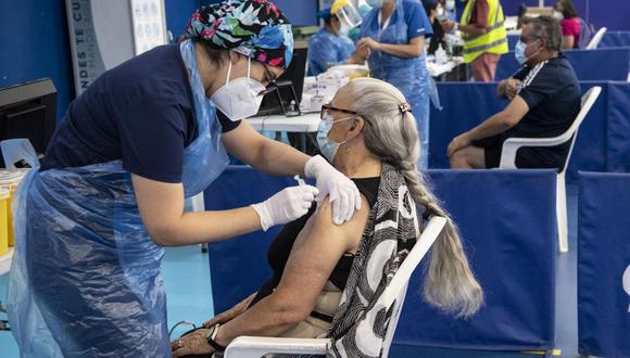 El objetivo de la Organización Mundial de la Salud es que se logre vacunar a todos los miembros del sector sanidad del mundo en los primeros 100 días del 2021. (Foto: AFP)