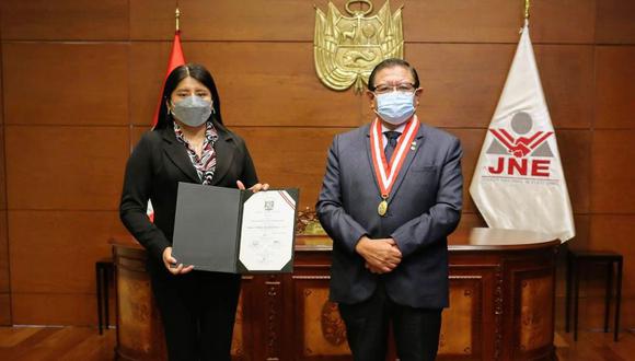 El pasado sábado 6 de noviembre, el JNE hizo la entrega formal de la credencial de congresista a la accesitaria de Perú Libre por la región Tacna, Nieves Limachi.  (Foto: JNE)