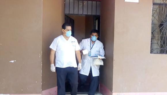 Personal de Essalud de Chiclayo fue a tomarle la prueba del hisopado al paciente que se había negado a pasar el examen. (Foto: Essalud)
