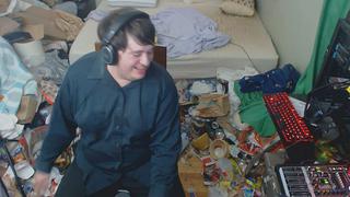 La habitación de un gamer que no lo limpia desde el 2005 por estar jugando | VIDEO