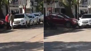 Día de furia: chocó varias veces una camioneta estacionada en entrada de su garaje