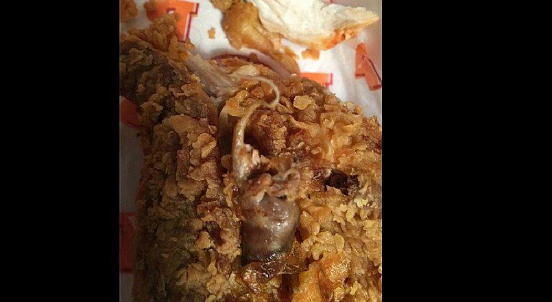​Facebook: Fue a conocida cadena de comida rápida y halló lo más asqueroso en su pollo
