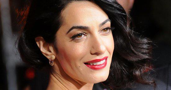 Amal Clooney es el resumen caminante de las últimas tendencias 
