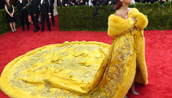 Rihanna es víctima de burlas por su vestido en la Gala del Met 2015 [VIDEO]  