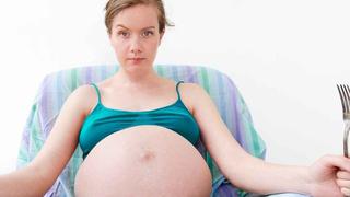 Comer para vivir: ¿La mujer embarazada debe comer el doble?