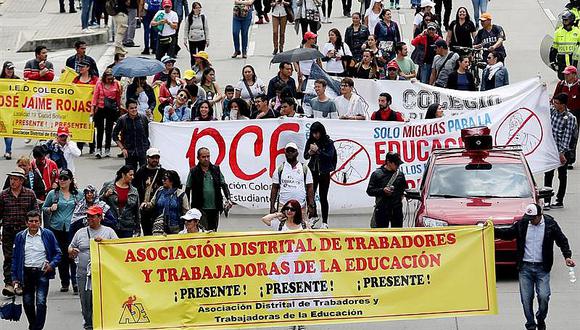 ​Maestros de colegios en Colombia protestan a ritmo de cumbia