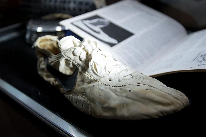 ​Pagan 437,500 dólares por viejas zapatillas por tener suelas de goma