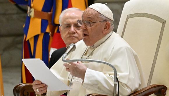El papa Francisco pronuncia durante su audiencia general semanal en el Aula Pablo VI de El Vaticano. (Foto de Andreas SOLARO / AFP)