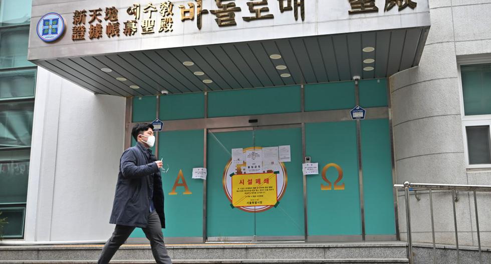Un hombre con una máscara facial pasa junto a una rama de la Iglesia de Jesús Shincheonji, que está temporalmente cerrada por el gobierno para ayudar a prevenir la propagación del coronavirus COVID-19. (AFP)