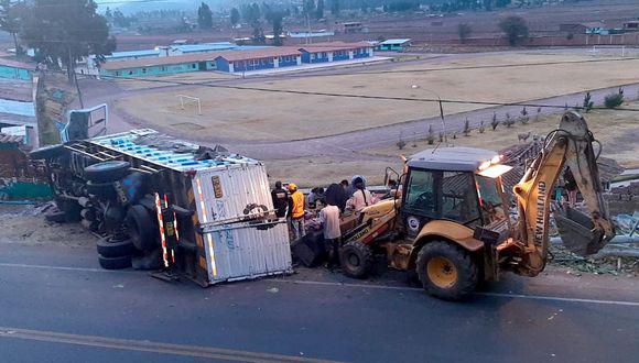 Cusco: el despiste y volcadura del camión dañó a una extensión de 30 metros del muro de la escuela de la Policía Nacional.