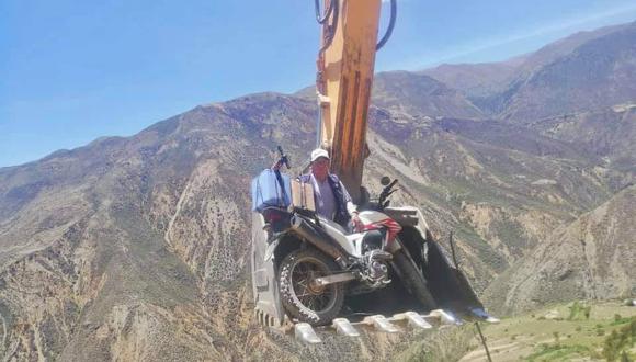 Ayacucho: técnico en enfermería arriesga su vida cruzando un acantilado en una maquinaria para realizar jornada de vacunación (Foto: Diresa Ayacucho)