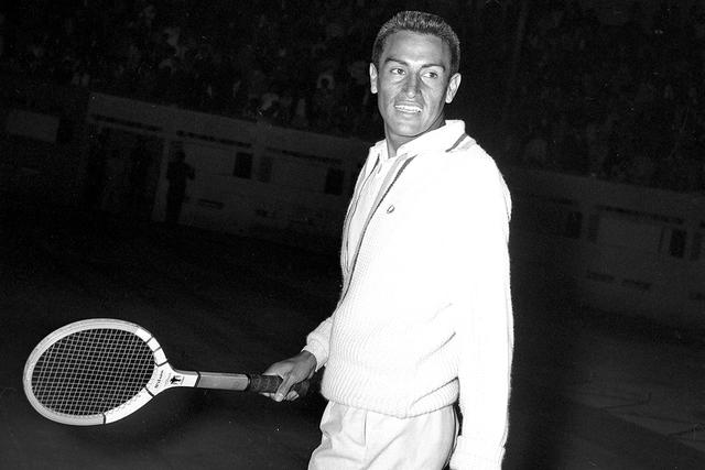 Un día como hoy, hace 64 años; el 3 de julio de 1959, el tenista peruano Alejandro Olmedo, se convirtió en el primer sudamericano en ganar el torneo de tenis más importante del mundo. Con 23 años, se impuso al australiano Rod Laver derrotándolo por 3 a 1, con parciales 6-1, 6-2, 3-6 y 6-3. Olmedo nacionalizado estadounidense, vivió en Arequipa durante su niñez, su padre fue entrenador del Club Internacional, lo cual permitió su acercamiento con el tenis desde muy joven. Foto GEC Archivo Histórico