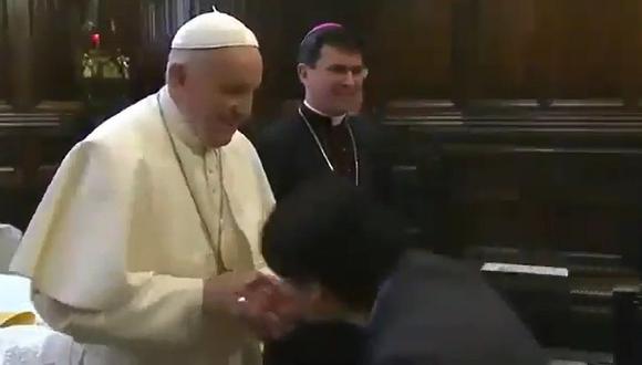 Viralizan video de Papa Francisco quitando las manos para que fieles no lo besen