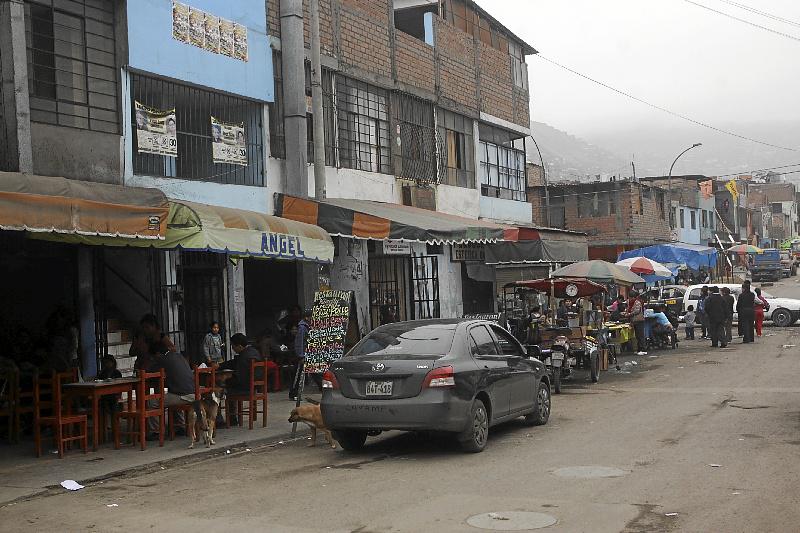 Balean mototaxista en un chifa