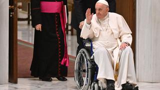 Papa Francisco aparece por primera vez en silla de ruedas
