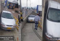 Conductor quedó atorado en puente peatonal al intentar atravesarlo con su automóvil