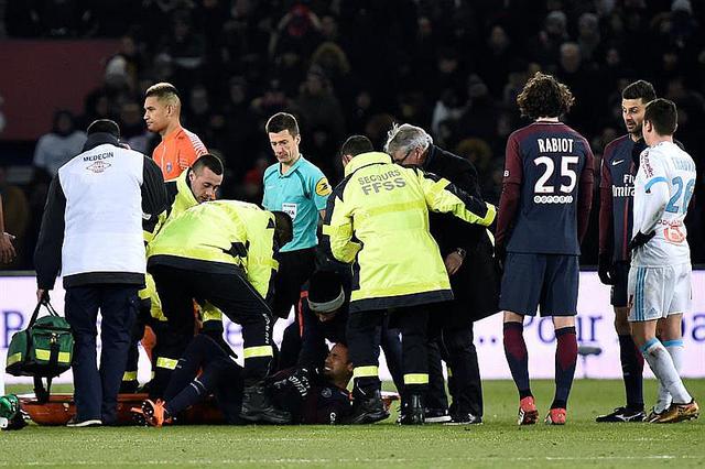 ​Neymar sale en camilla a diez días del duelo contra Real Madrid (FOTOS)