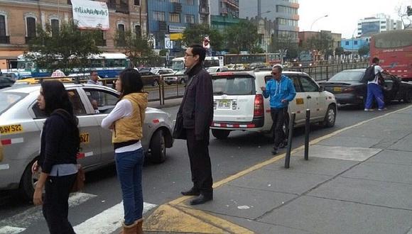 Cercado de Lima: Recogen pasajeros en zona prohibida