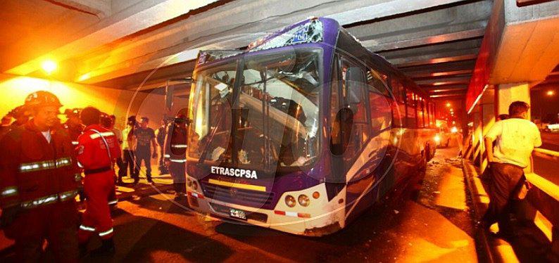 Bus impacta contra puente en la Av. Brasil y deja 26 heridos (VIDEOS y FOTOS)