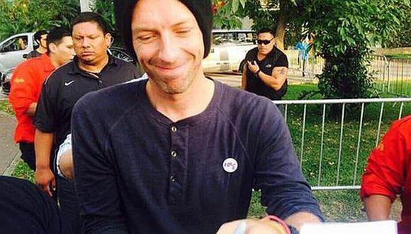 Coldplay: Chris Martin alocó a fans peruanos y firmó autógrafos     