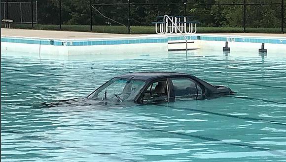 Carro de clase de manejo termina en una piscina 