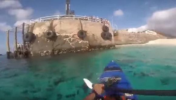 YouTube: hombre en kayak provoca a cientos de tiburones y esto le ocurre (VIDEO)