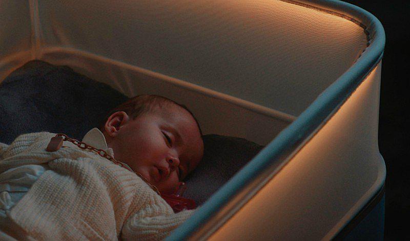 Crean cuna para bebés que simula el andar de un vehículo