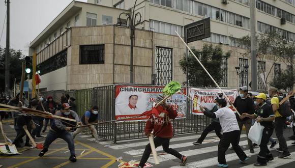 Uno de los enfrentamientos entre Perú Libre y Fuerza Popular ocurrieron en los exteriores de la sede del JNE, en el Cercado de Lima. (Foto: Joel Alonzo/@photo.gec)