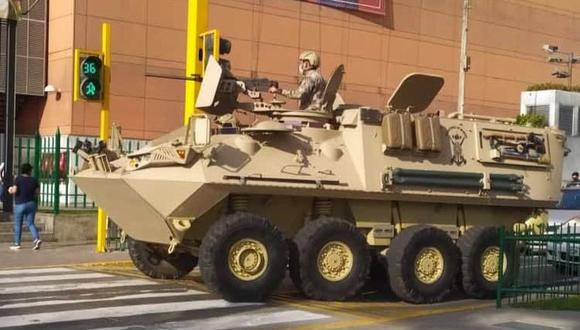 El vehículo blindado fue visto en la avenida La Marina, el el distrito de San Miguel, pero también en otras calles del distrito. (Captura: @deslengua_2)