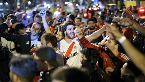 Supporters of Argentina's River Plate wait for the arrival of players at the hotel in Lima on November 20, 2019, ahead of the Copa Libertadores final football match against Brasil's Flamengo to be held there on November 23. (Photo by Luka GONZALES / AFP)
