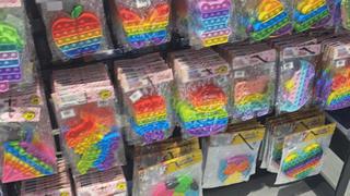 Incautan juguetes que llevan colores arcoíris, de bandera gay, por “contrarios a valores islámicos”