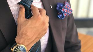 En menos de 10 segundos puedes hacer un nudo de corbata con este video viral