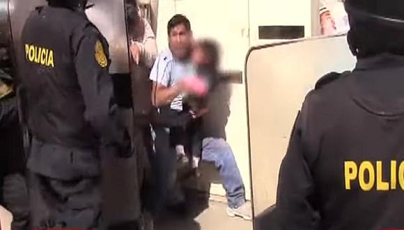 Padre pone en peligro la vida de su hija: la usó como "escudo humano" | VIDEO