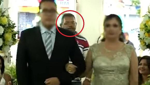 ¡Pánico en plena boda! Sujeto que caminaba detrás de novios sacó su pistola y disparó (VIDEO)