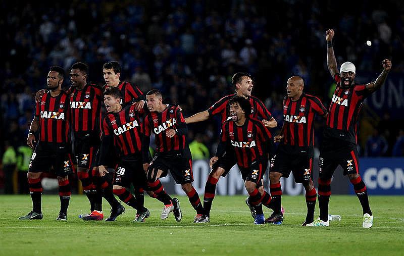 Copa Libertadores: Paranaense avanza y Universitario podría ser su rival