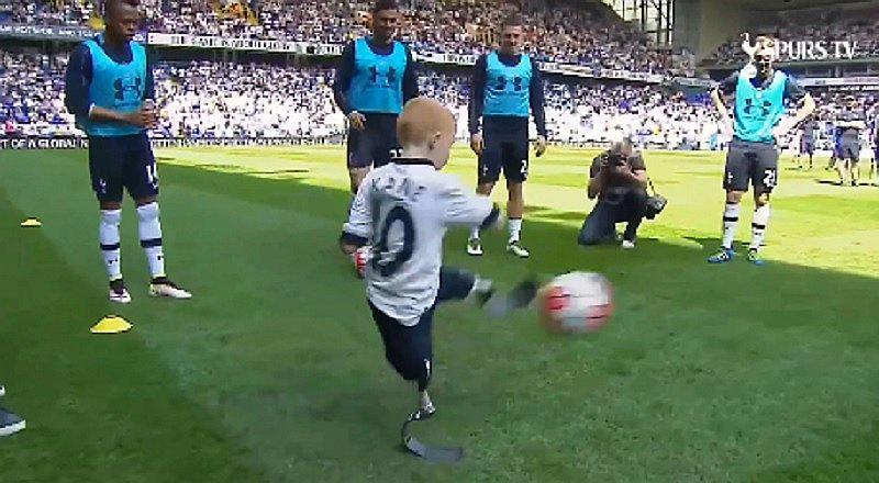 Facebook: Niño con habilidades diferentes sorprende jugando fútbol [VIDEO]