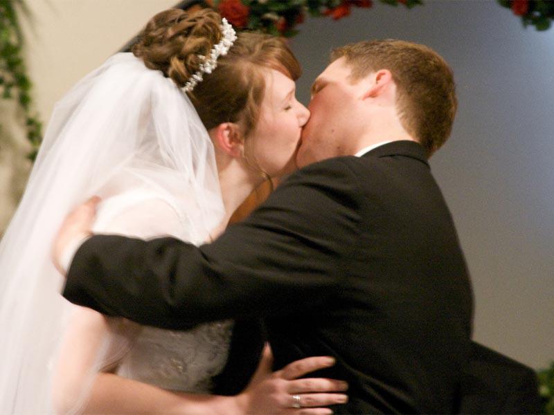 La experiencia del primer beso es más intensa que perder la virginidad, aseguran científicos