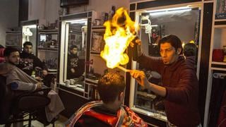 Peluquero pakistaní incendia el pelo de sus clientes y logra impresionantes cortes | VIDEO