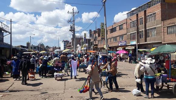 Los habitantes de Juliaca, en Puno, asisten masivamente a los mercados pese a que son un foco de infección. (Foto: GEC)