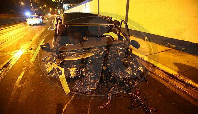 ​Auto choca contra muro y se parte en dos dejando cinco heridos (VIDEO)